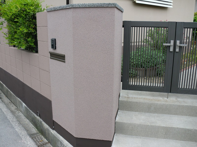 岡山市北区S様邸門柱の上塗り施工状況の写真