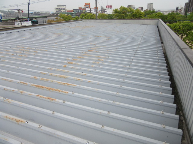 岡山市南区某通信システム会社の折半屋根部の施工前状況